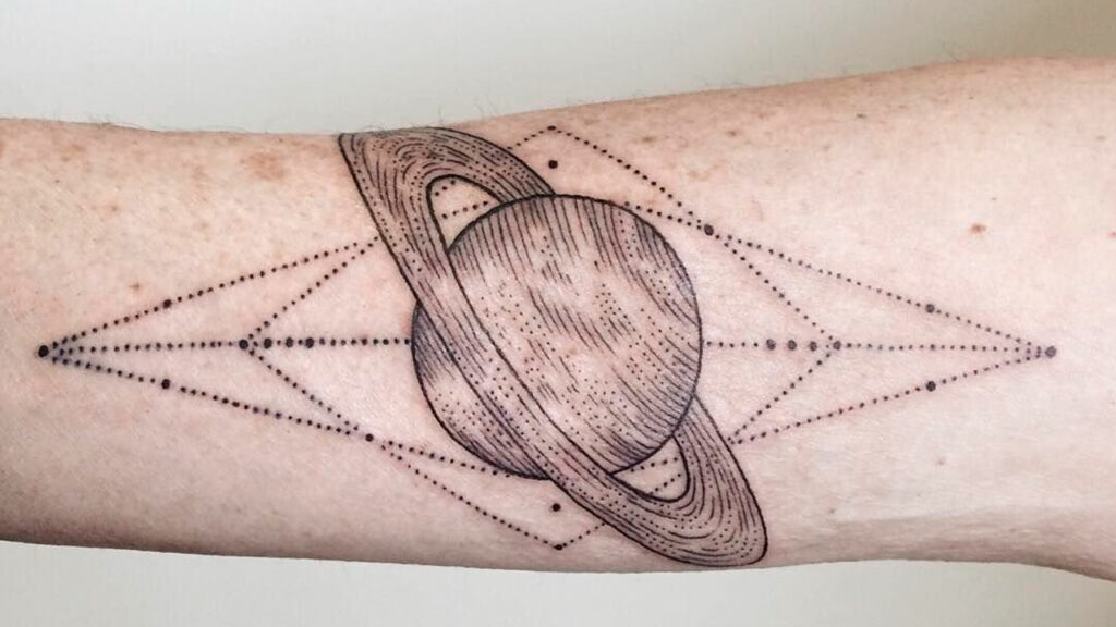 tatuaje de planetas en blanco y negro