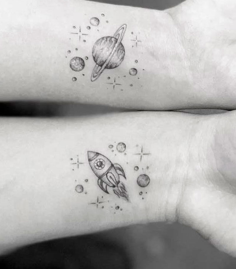 tatuaje de planetas en blanco y negro